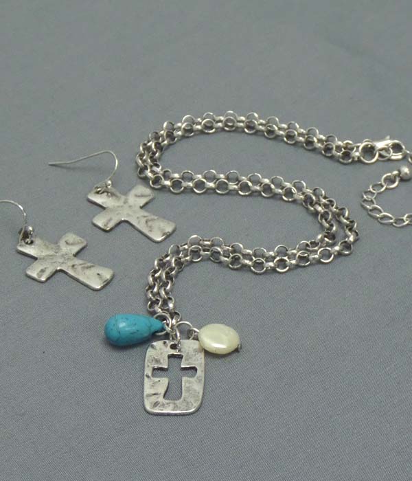 Hammered cross cut plate and pearl pendant necklace earring set
