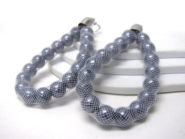 Colored pearl in fabric net tube earrings