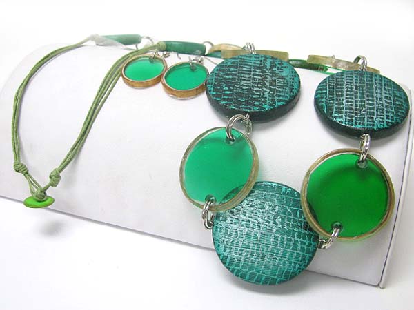 Round wooden and regin disk link necklace earring set