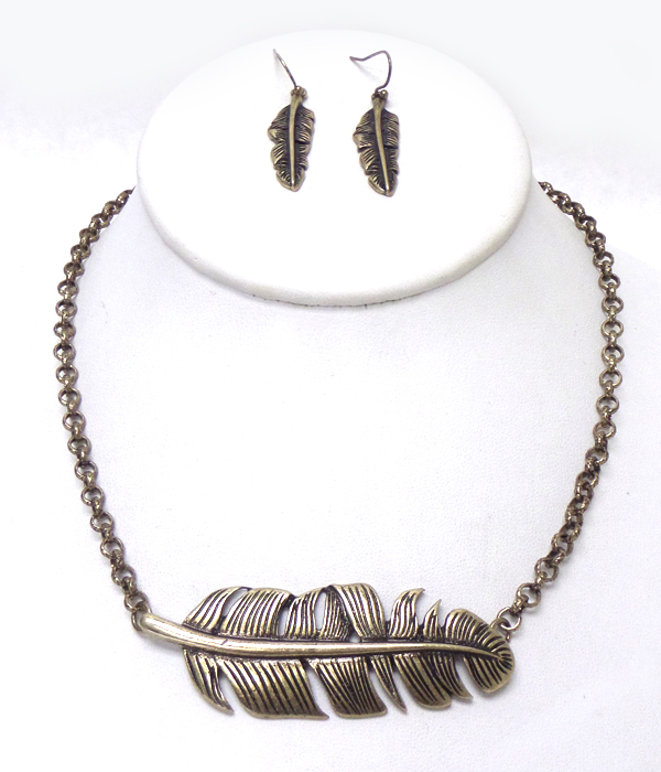 Metal feather necklace set