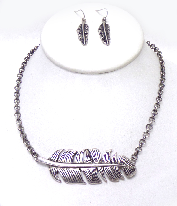 Metal feather necklace set