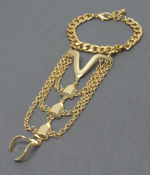 Thick chain and chevron pattern bracelet and ring set