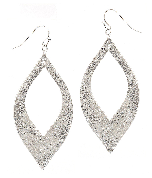 METALIC LETHER TEXTURED OPEN CUT EARRING