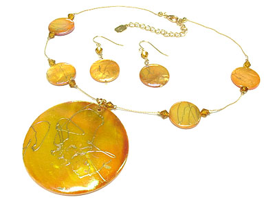 Large shell disk pendant necklace and earring set 