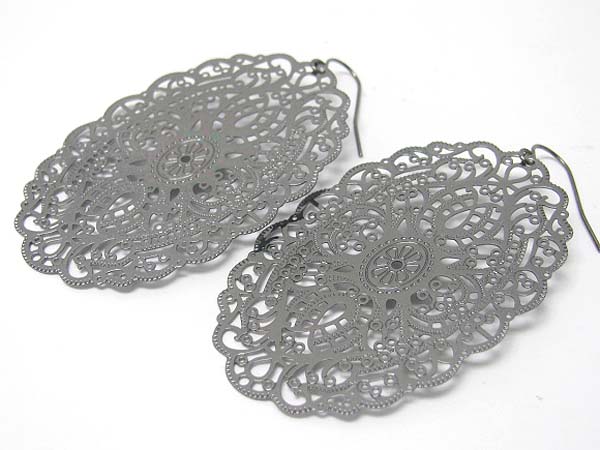 Metal filigree oval earring