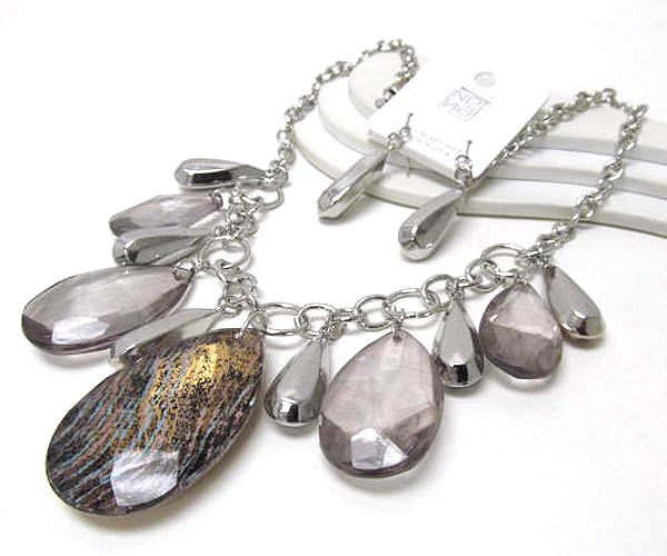 Multi metal and acryl tear drop patern one large glass stone chain necklace earring set