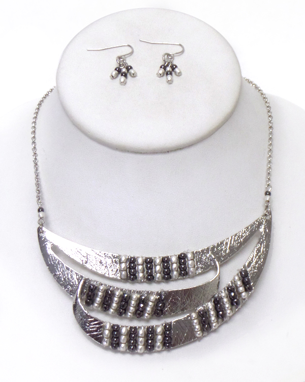 Multi pearl on scratch metal necklace set