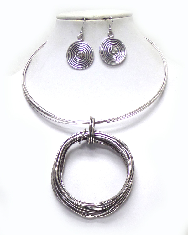 Handmade metal art round pendant choker set