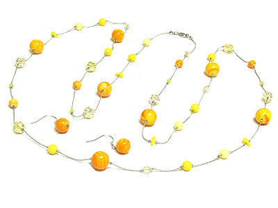 MABLE AND ACRYLIC BEADS LONG NECKLACE AND EARRING SET