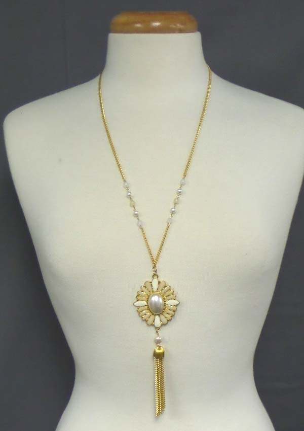 Center pearl and acrylic petal flower and tassel drop necklace