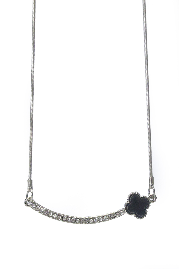 Clover accent arc bar necklace