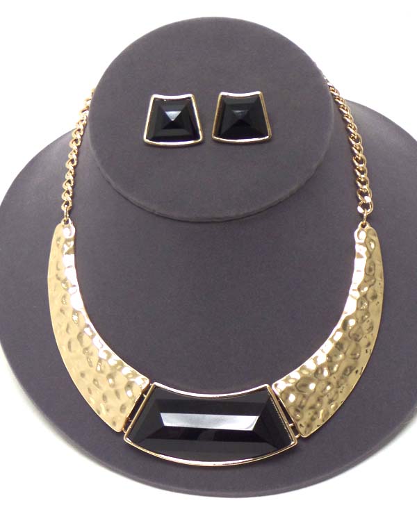 Center stone accent and hammered metal chocker necklace earring set