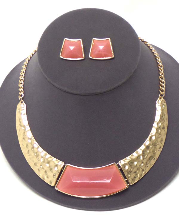 Center stone accent and hammered metal chocker necklace earring set