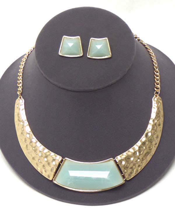 Center stone accent and hammered metal chocker necklace earring set