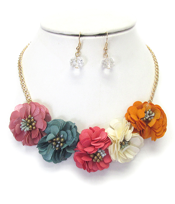 Multi fabric flower link necklace set
