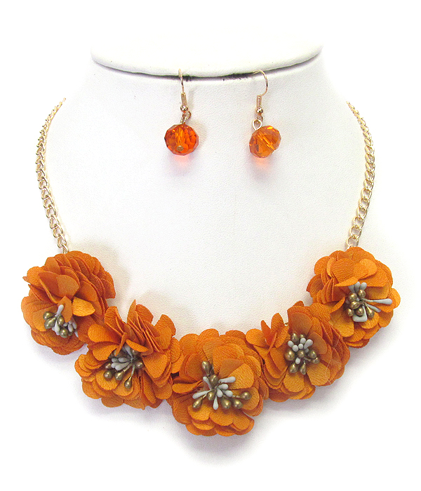 Multi fabric flower link necklace set