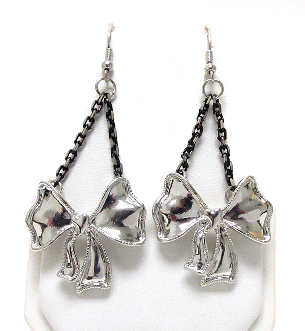 Metal ribbon and chain drop earring