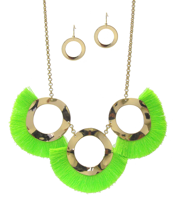 Triple metal ring and neon fan tassel link necklace set