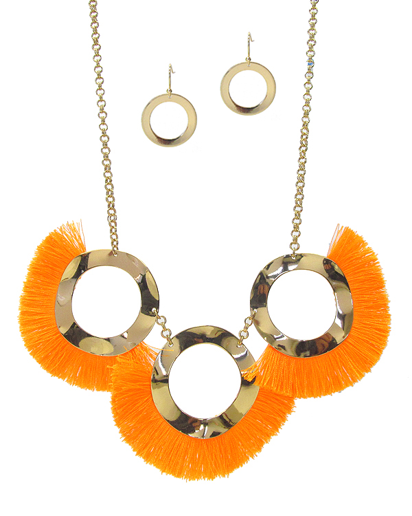 Triple metal ring and neon fan tassel link necklace set