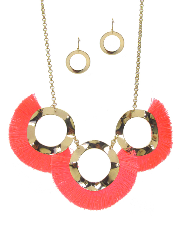 Triple metal ring and neon fan tassel link necklace set