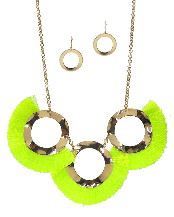 Triple metal ring and neon fan tassel link necklace set