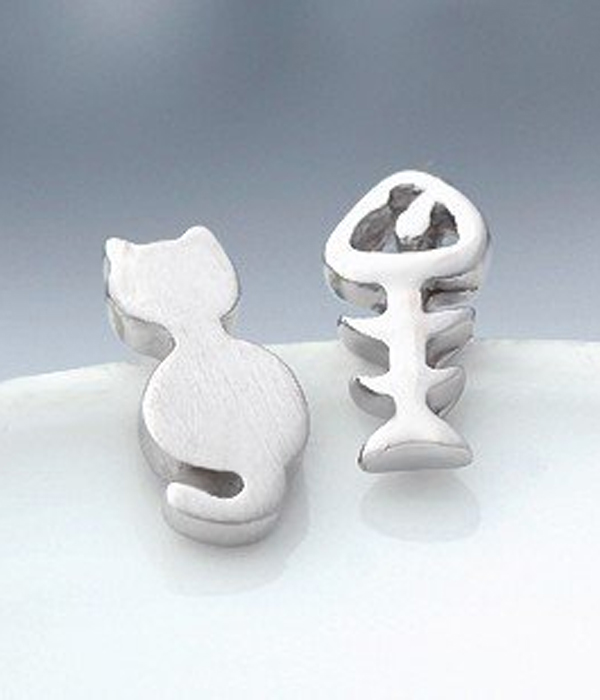 Kitten metal stud earrings 