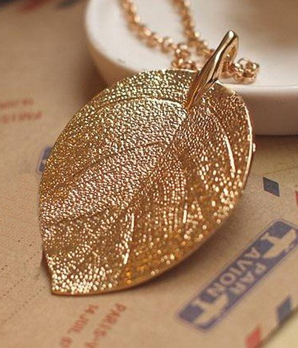 Metal textures leaf necklace