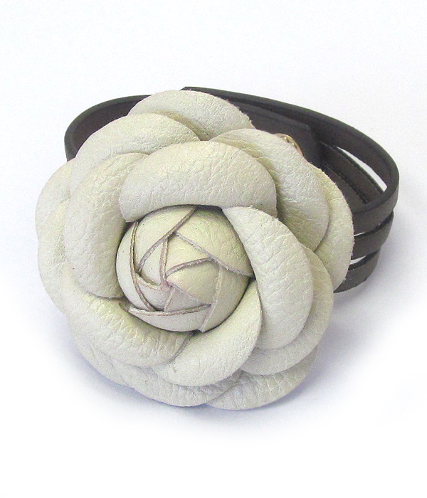 LEATHER CORSAGE BUTTON BRACELET