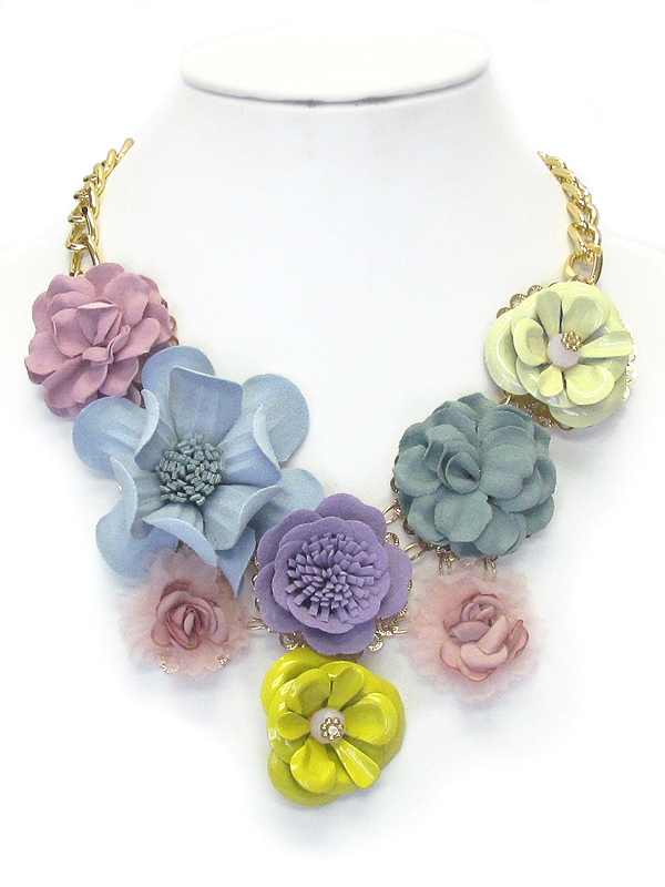 MULTI FABRIC CORSAGE DECO BIB NECKLACE