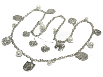 Multi crystal metal pendant and pearl bead long