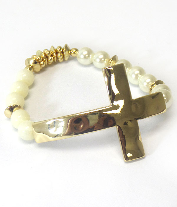 Hammered cross and pearl stretch bracelet