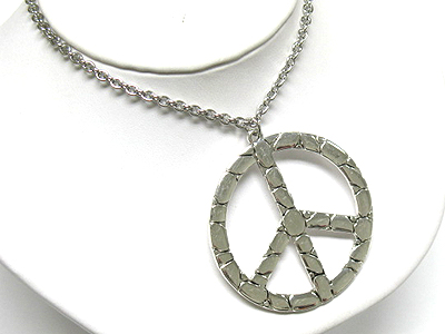 Metal peace mark pendant necklace