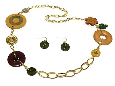 Multi shape bead and wood pendant link necklace and button earring set