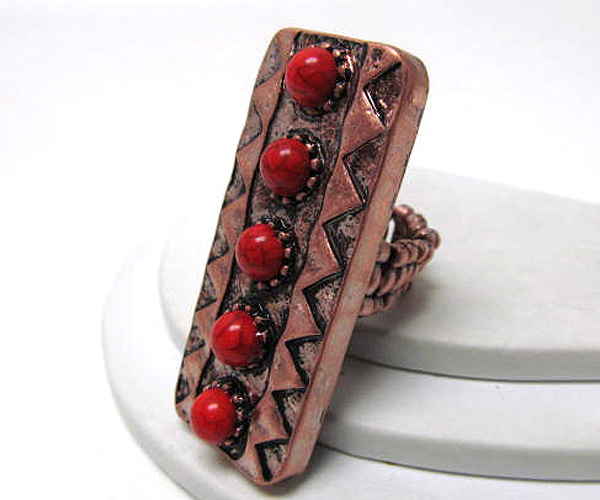 Metal rectangle azteca patern and five round stone stretch ring -western