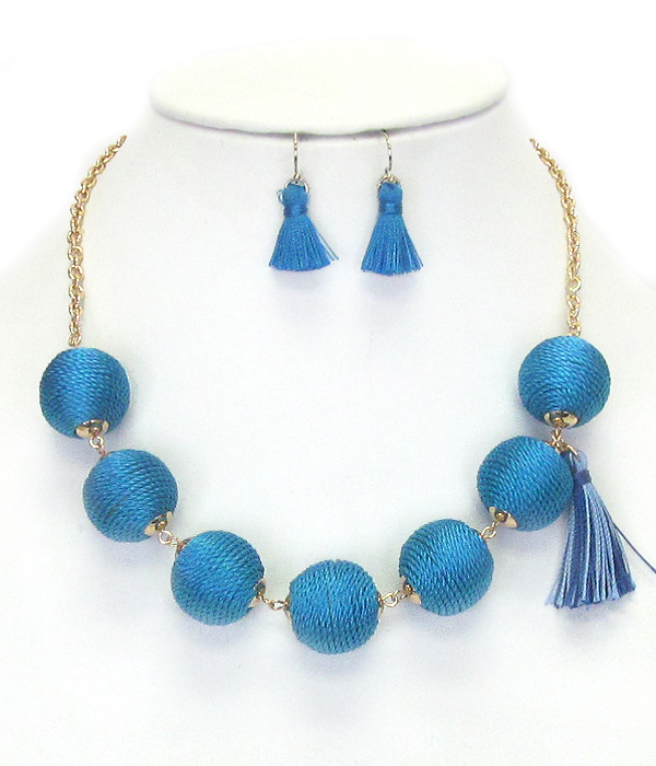 THREAD BALL AND TASSEL NECKLACE SET