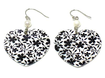 Flower pattern painted heart shell material disk earring 