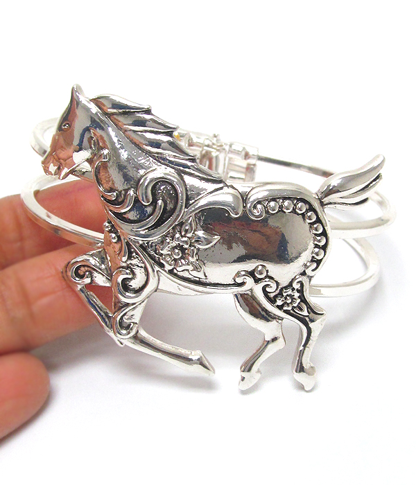 UTENSIL SPOON TEXTURED BANGLE BRACELET - HORSE