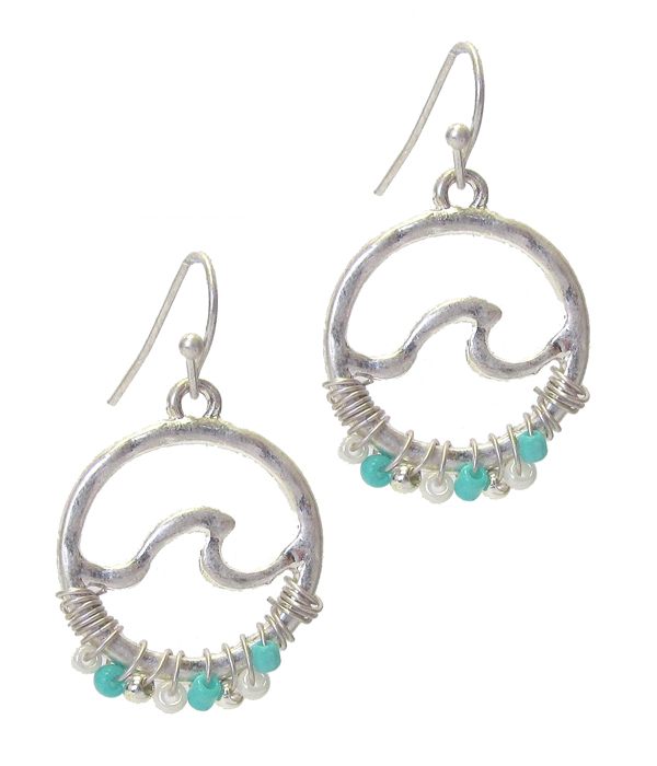 Metal wave and seedbead earring