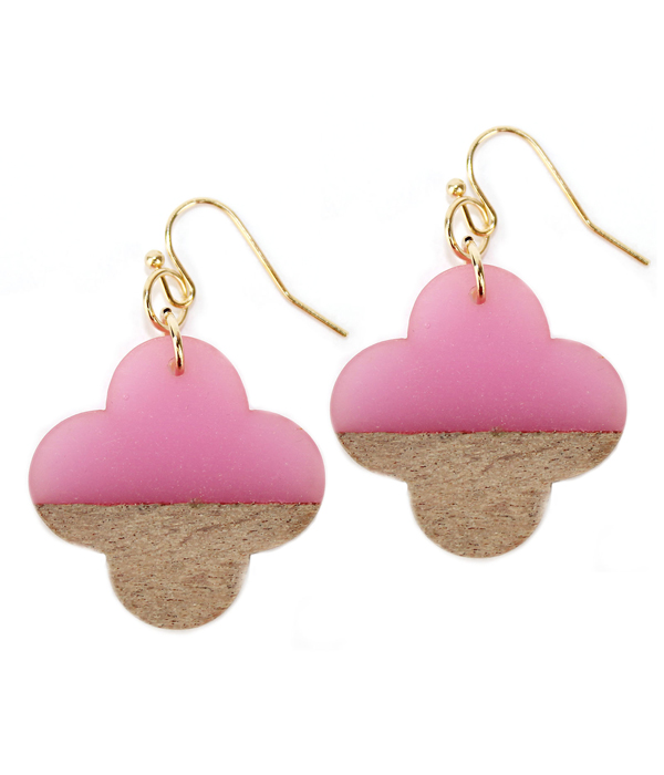 RESIN AND WOOD EARRING - QUATREFOIL