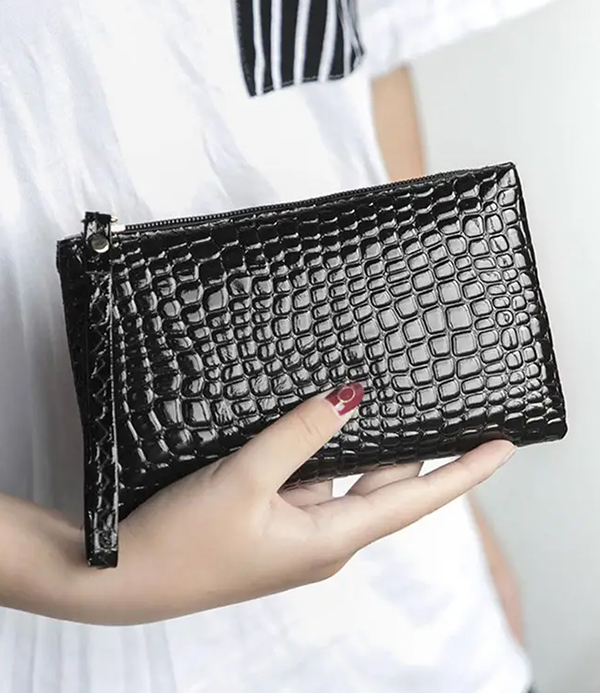 Crocodile pattern zipper clutch bag