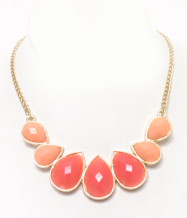 Linked multisize teardrop necklace