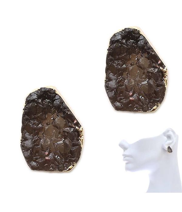 Natural shape druzy and side gold plated stud earring