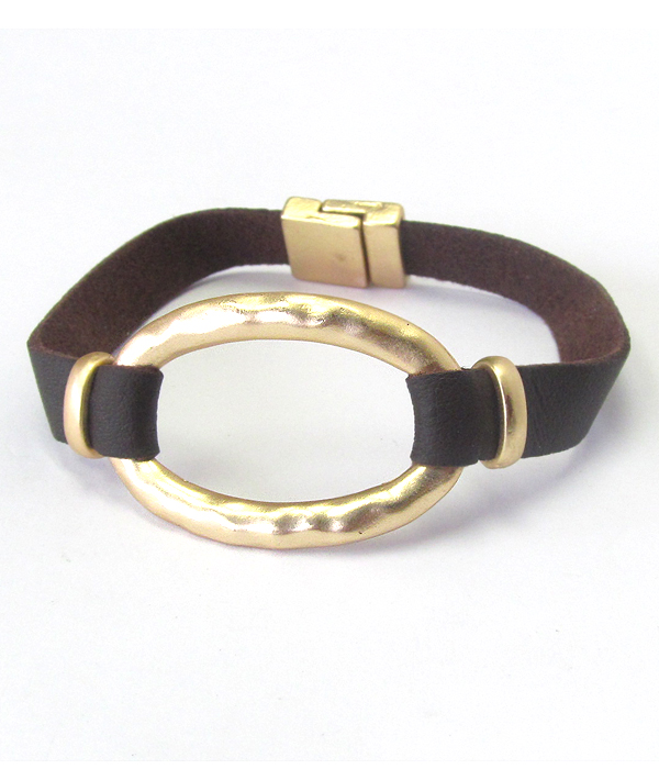 HAMMERED METAL OVAL RING AND LEATHER BAND MAGNETIC BRACELET