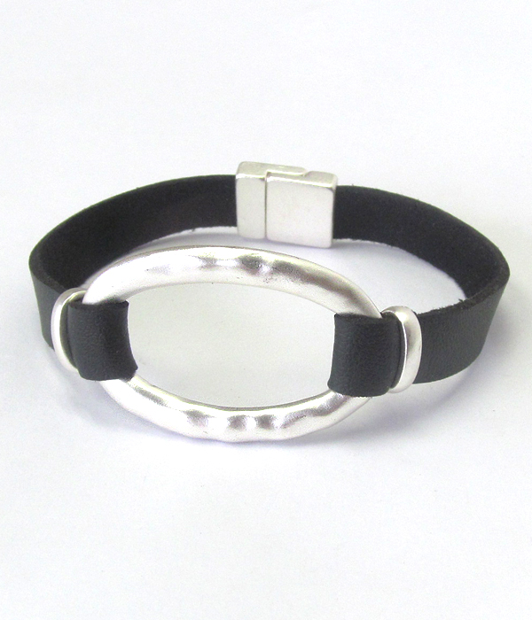 HAMMERED METAL OVAL RING AND LEATHER BAND MAGNETIC BRACELET