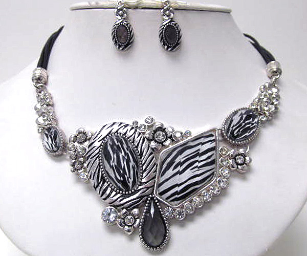 ANIMAL PRINT AND CRYSTAL DECO GEOMETRIC PENDANT CORD NECKLACE EARRING SET