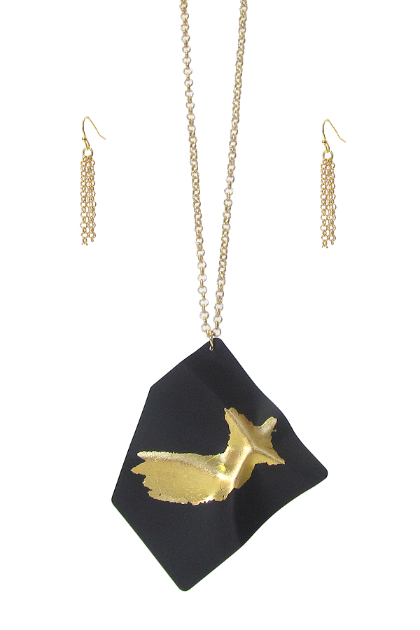 Gold flakes on black patina metal pendant long chain necklace set