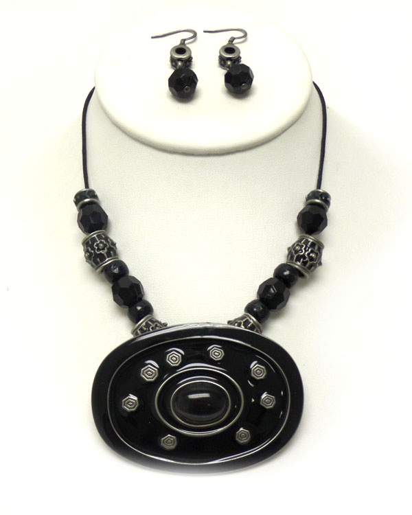 Enameld oval metal pendant and facet glass necklace earring set
