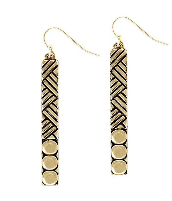 TEXTURED MEATL BAR EARRING