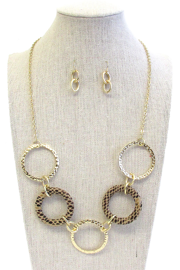 ANIMAL PRINT RING LINK NECKLACE SET