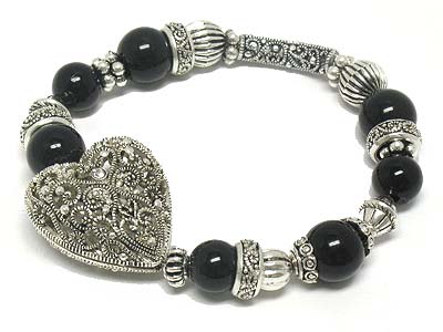 Casting metal heart with crystal and acrylic bead stretch bracelet